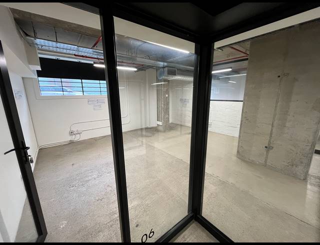 2,129M² BUSINESS TO LET IN WOODSTOCK